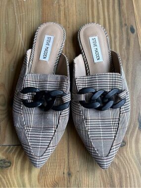 SOLD!!Steve Madden Plaid Pointed-Toe Mules with Black Chain Accent Sz 8
